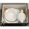 Image 1 : WHITE SERVINGS SETS, BOWLS AND VARIOUS TRAYS