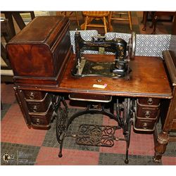 ANTIQUE DOMESTIC NO. 4 SEWING MACHINE -