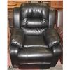 Image 1 : NEW BLACK LEATHERETTE RECLINING SOFA CHAIR