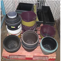 PALLET OF PLANTERS AND POTS WITH HANGING