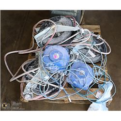 PALLET WITH 4 AIR HOSE REELS AND 2 ELECTRIC CORD