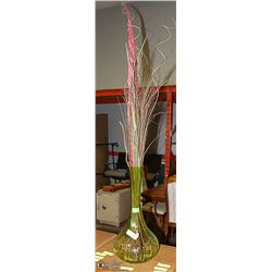 GLASS VASE WITH DRIED FLORAL ARRANGEMENT