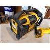 Image 2 : DEWALT JOBSITE RADIO AND CORDLESS SAWZALL