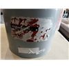 Image 2 : PAIL OF HYDRAULIC OIL AND PAIL OF BIRD SEED