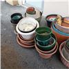 Image 2 : LOT OF VARIOUS SIZED PLANTERS