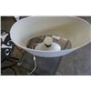 Image 2 : WHITE DECORATIVE TABLE LAMP