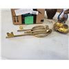 Image 2 : TRAY OF BRASS AND COPPER COLLECTIBLES, KEYS, MINI VASES