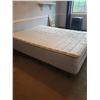 Image 1 : Queen bed