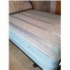 Image 6 : Queen bed