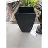 Image 3 : Large planters A