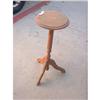 Image 1 : Small Oak Stand #1025117
