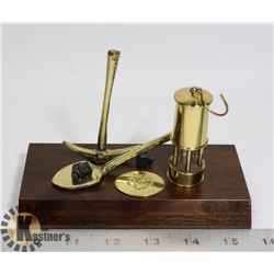 COAL MINERS DISPLAY OF 3 LAMP, PICK SHOVEL WITH
