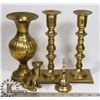 Image 1 : FLAT OF ASSORTED VINTAGE BRASS DÉCOR PIECES