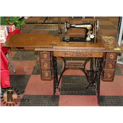 VINTAGE SINGER SEWING MACHINE IN CABINET