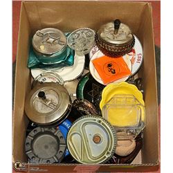 ESTATE BOX OF VINTAGE AND COLLECTIBLE ASH TRAYS.