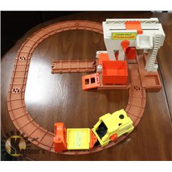 FISHER PRICE 1978 "LIFT & LOAD" WIND UP TRAIN TOY