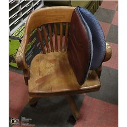 BANKERS WOOD CHAIR, 360* SWIVEL, PLASTIC CASTERS