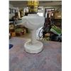 Image 2 : WHITE LINCOLN DRAPR ALADDIN LAMP & CHIMNEY 25"T