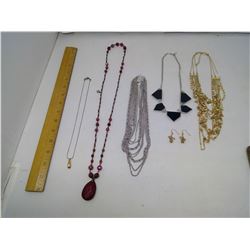 LOT OF 5 NECKLACES (GOLD NECKLACE HAS BROKEN CHAIN)