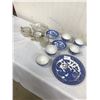 Image 1 : LOT OF 8 BLUE JAPAN PIECES AND 4 GLASS PIECES