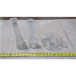 GRAPEFRUIT SQUEEZE AND 2 VASES