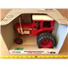 Image 1 : INTERNATIONAL 1468 DIE-CAST TRACTOR