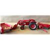 Image 2 : INTERNATIONAL TRACTOR W / LOADER, BALER & MANURE SPREADER