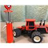 Image 2 : ALLIS-CHALMERS 4W-305 DIE-CAST TRACTOR & MINI GAS PUMP