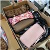 Image 2 : 2 TRAYS OF NEW LADIES HANDBAGS