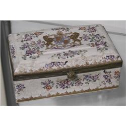 1 JAPANESE PORCELAIN DRESSER BOX