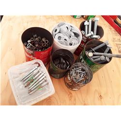 1674g___Bucket of assorted hardware
