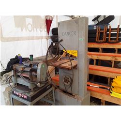 1495 - Large Bandsaw with Blades