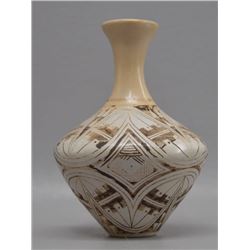 HOPI INDIAN POTTERY VASE (REGINA NAHA)
