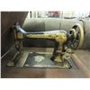 Image 2 : Vintage Oak Singer Treadle Sewing Machine
