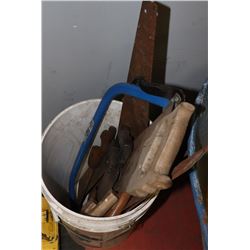 5 HANDSAWS AND 3 KEYHOLE SAWS IN WHITE BUCKET