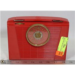 1940S PORTABLE RCA TUBE RADIO RED
