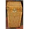 Image 1 : LOCKING WICKER BASKET WITH BRASS ACCENTS.
