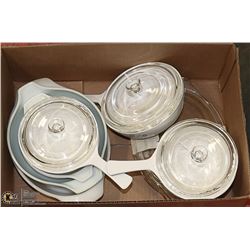 BOX OF VINTAGE PYREX DISHES