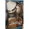 Image 1 : PALLET OF MISC HOUSEHOLD ITEMS