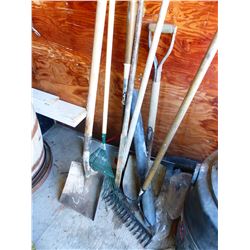 BUNDLE OF GARDEN TOOLS