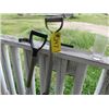 Image 2 : SHOVELS & BRANCH TRIMMER