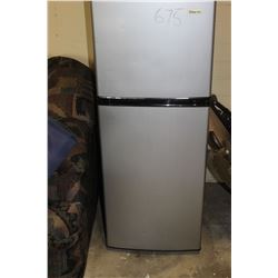 MAGIC CHEF FRIDGE (WORKING)