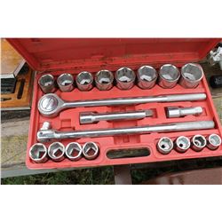 12 PIECE SOCKET WRENCH SET IN RED CASE