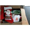 Image 2 : BOX WITH LINEN, CASSEROLES, CHRISTMAS DECORATIONS, ETC