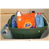Image 1 : TOTE WITH CLEANING SUPPLIES, LAUNDRY DETERGENT, ETC