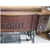 Image 3 : Vintage White Sewing Machine