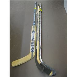 BUNDLE OF 6 RIGHT  HAND HOCKEY STICKS, A GOALIE STICK