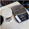 Image 2 : 3 DIGITAL SCALES
