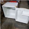 Image 2 : WHITE DIPLOMAT BAR FRIDGE