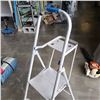 Image 2 : 2 STEP PAINTERS LADDER